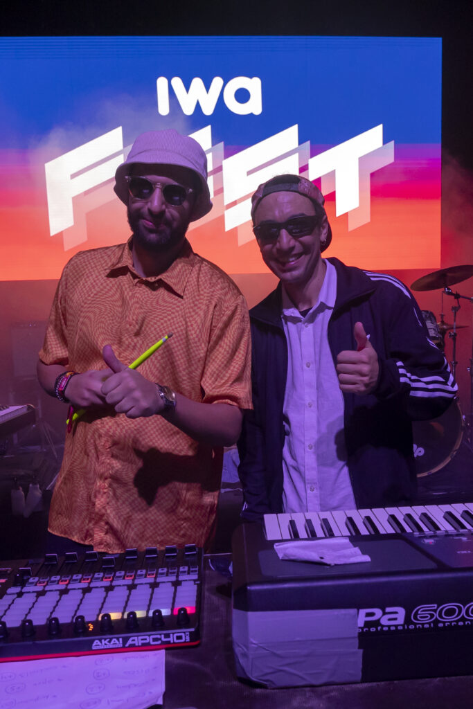 Dos hombres con el logo del IWA FEST